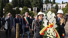 Crollo al cimitero, salme ancora ammassate. Manfredi: «Daremo sepoltura dignitosa»