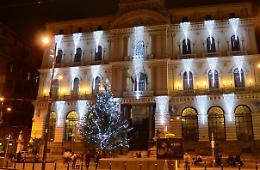 Albero di Natale in piazza Bovio, Fiola: «Segno di speranza per Napoli»