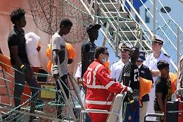 Immigrati, svolta M5S: irregolari via subito
