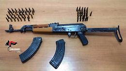 Caivano, 15enne dorme <br>con un kalashnikov <br>e 2 caricatori pieni