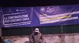 Sparito lo striscione anti-contraffazione