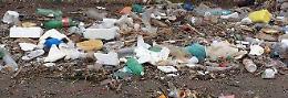 Licola, spiagge invase dai rifiuti dopo le mareggiate