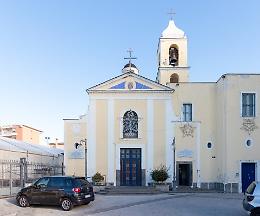 Sacerdote minacciato e rapinato in chesa
