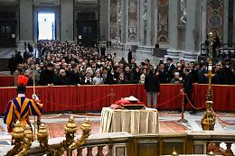Benedetto XVI, omaggio del Papa: «Grande maestro di catechesi»
