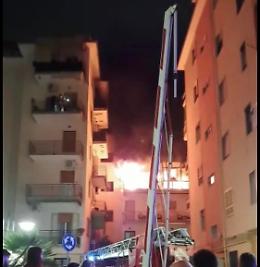 Palazzo in fiamme a Portici, rogo d'origine accidentale 