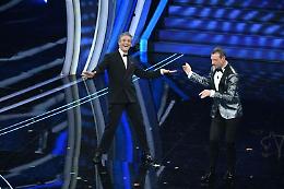 Sanremo, festival al via con Fiorello vestito da prete