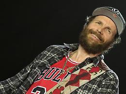 Sanremo 2022, quarta serata: Jovanotti sul palco con Morandi