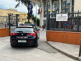 Spaccia droga alle spalle della caserma: arrestato