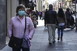 Coronavirus, altra stretta: «Niente abbracci e anziani a casa»