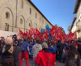 Firenze, corteo antifascista: “Siamo 40 mila”. Colloquio e stretta di mano Schlein-Conte