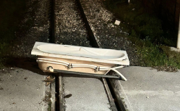 Vasca e frigorifero sui binari, il passaggio a livello sarà eliminato