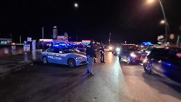 Tenta il suicidio in mare, salvato da due agenti
