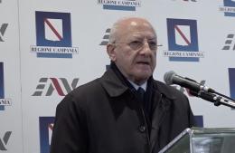De Luca alla stazione Eav di Montesanto: «Avanti nonostante il governo»