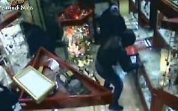 Milano: rapina in una gioielleria, fuggiti i tre banditi