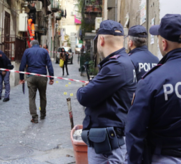 Spari nella notte in pieno centro, grave una donna