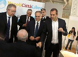 De Luca-de Magistris, stretta di mano dopo la bufera