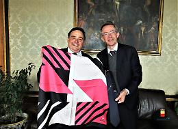 Cravatte e foulard per il Giro d'Italia, il sindaco Manfredi incontra Ugo Cilento