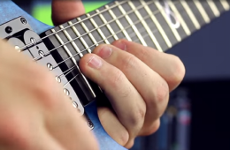 Dopo 11 anni ritrova chitarra rubata, era in vendita online