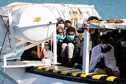 Migranti: a Salerno sbarcano in 92, la metà sono minori