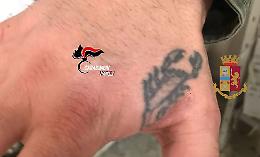 Arenella, arrestato autore di sei rapine: tradito dal tatuaggio sulla mano