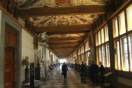 Crollo nel bagno degli Uffizi, ferita turista