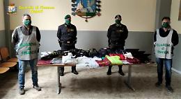 In un magazzino di San Giovanni a Teduccio 2mila capi d'abbigliamento contraffatti