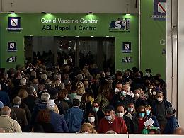 Vaccini, lunghe code e proteste alla Mostra d'Oltremare