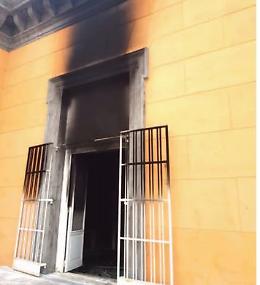 Palazzo Reale, scoppia un incendio nel locale vicino ai papiri di Ercolano