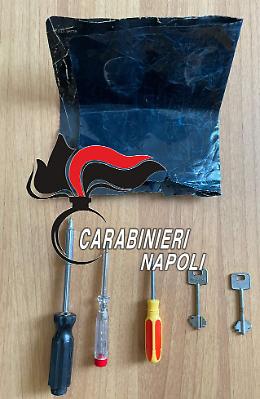 Giovani e incensurati, sorpresi a rubare in casa a Napoli