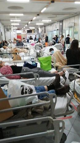 Caos barelle Pronto soccorso Cardarelli, 25 medici si dimettono
