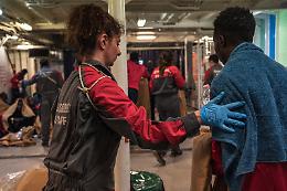 Emergency soccorre 87 migranti: la nave assegnata a Napoli