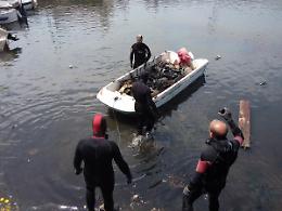 Ripulita la Darsena di Pozzuoli, trovati rifiuti di ogni genere