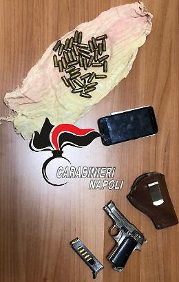 Nasconde una pistola pronta a sparare, arrestato a Scampia