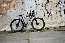 Sorpresa a rubare una bicicletta, arrestata
