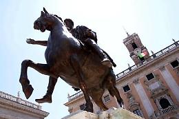 Roma, Marra torna libero: «Raggi mi scongiurò di tornare dall'aspettativa»
