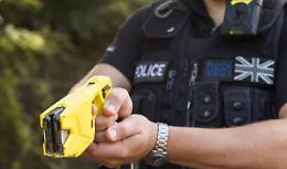 Taser, la sperimentazione in 11 città: ci sono Napoli e Caserta