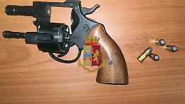 In giro con una pistola in via Mezzocannone: arrestato