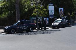 Si gode una serie tv mentre guida l'auto, bloccato