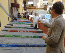 Napoli, al Rione Sanità libri dipinti su una scalinata