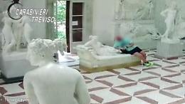 «Ho rotto la statua di Canova senza accorgermi», le scuse del turista