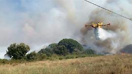Incendi, notte di paura all'Aquila: gente in strada