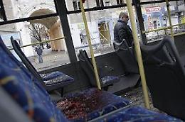 Ucraina: bombe sulla fermata del bus, 8 morti a Donetsk