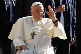 Lgbtq, il Papa: anche transessuali figlie di Dio