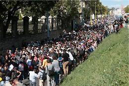 Ungheria, immigrati a piedi verso l'Austria
