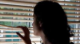 Perseguita la moglie per mesi: stalker in manette