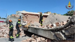 Paura a Roma: crolla autorimessa bus, si scava tra le macerie