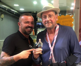 Di Virgilio regala a Castellitto la statuina di Eduardo