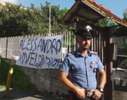 Tredicenne giù dal balcone, indagini su sei ragazzi
