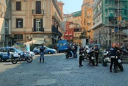Tenta rapina e fugge, inseguimento e spari