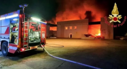 Incendio a Napoli Est, in fiamme capannone di merce cinese
